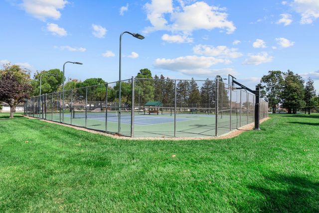 9201 Laguna Lake Way, Elk Grove, CA 95758