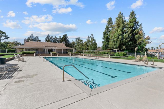 9201 Laguna Lake Way, Elk Grove, CA 95758