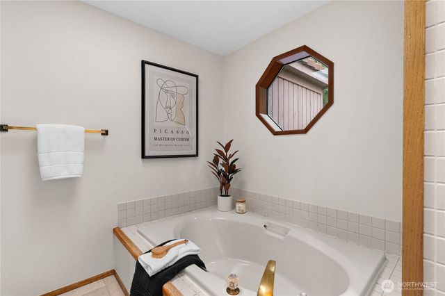 6008 Indian Trail NE, Tacoma, WA 98422