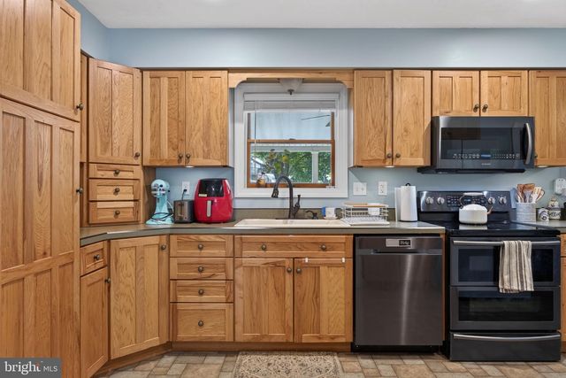 49 E LAKEVIEW DR, Littlestown, PA 17340
