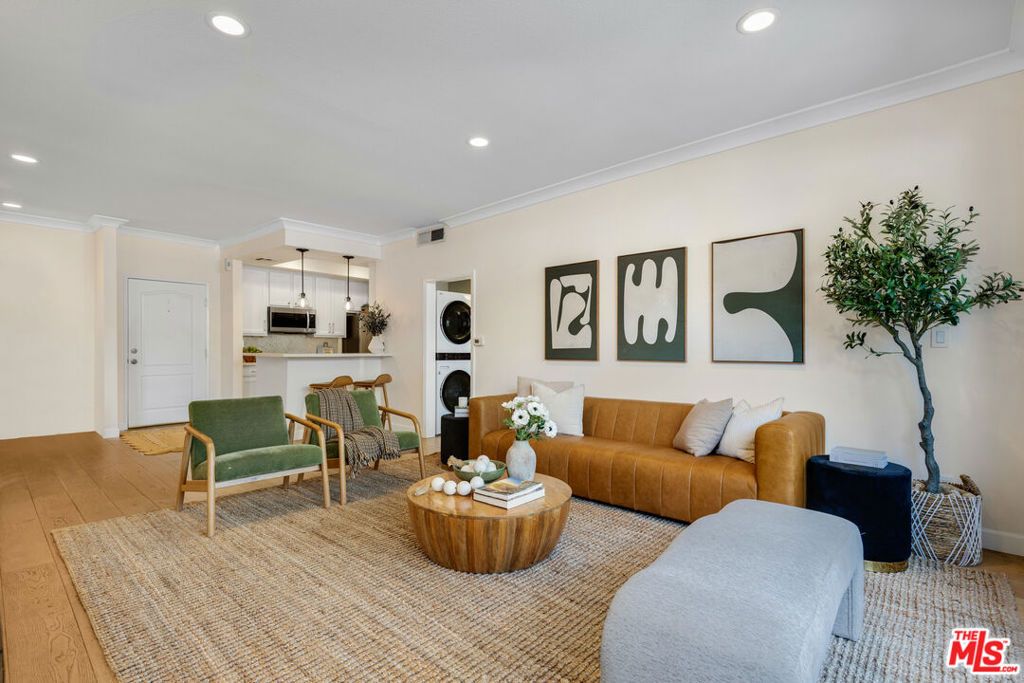 11225 Peach Grove Street 104, Los Angeles, CA 91601 — photo 2