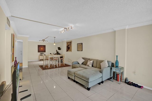 2800 N 46th Avenue A302, Hollywood, FL 33021