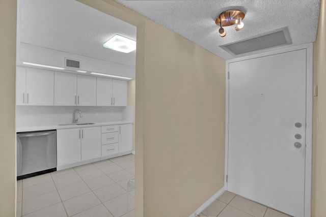 2800 N 46th Avenue A302, Hollywood, FL 33021