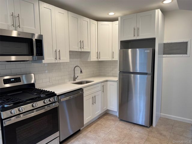 11 Shore Road 3, Port Washington, NY 11050