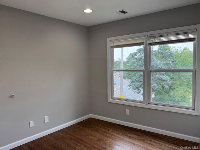 11 Shore Road 3, Port Washington, NY 11050