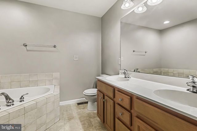 1247 CROSS CREEK DR, Mechanicsburg, PA 17050
