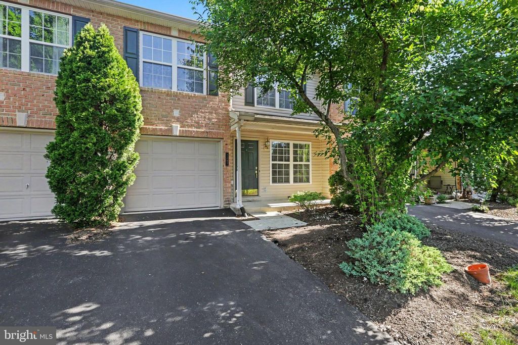 1247 CROSS CREEK DR, Mechanicsburg, PA 17050
