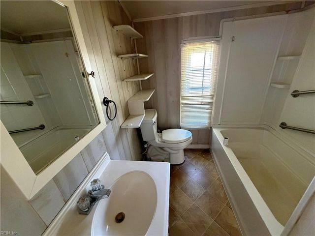 1017 Longstreet LN, Suffolk, VA 23437