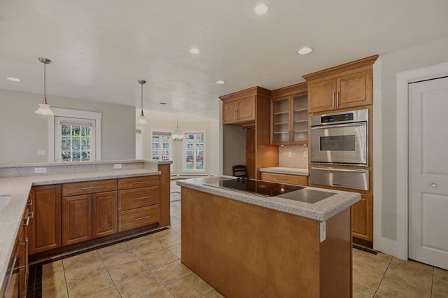 33 Flores, Fall River, MA 02721
