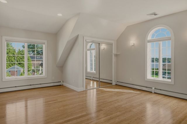 33 Flores, Fall River, MA 02721