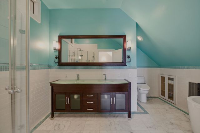 33 Flores, Fall River, MA 02721