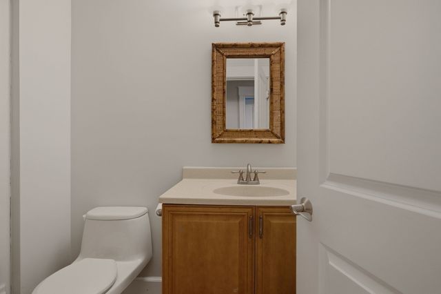 33 Flores, Fall River, MA 02721