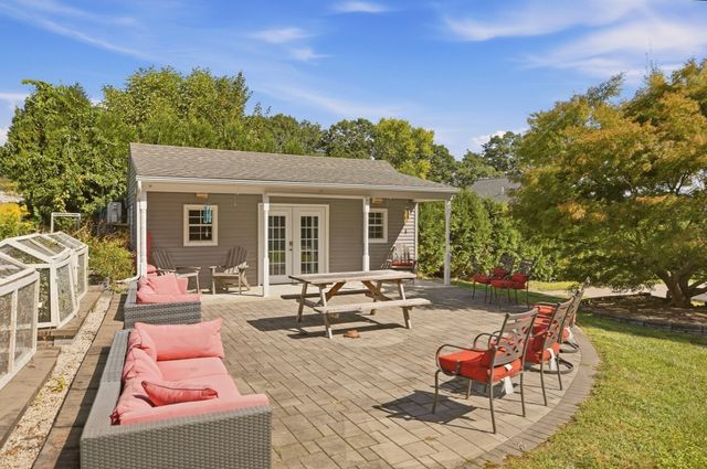 33 Flores, Fall River, MA 02721
