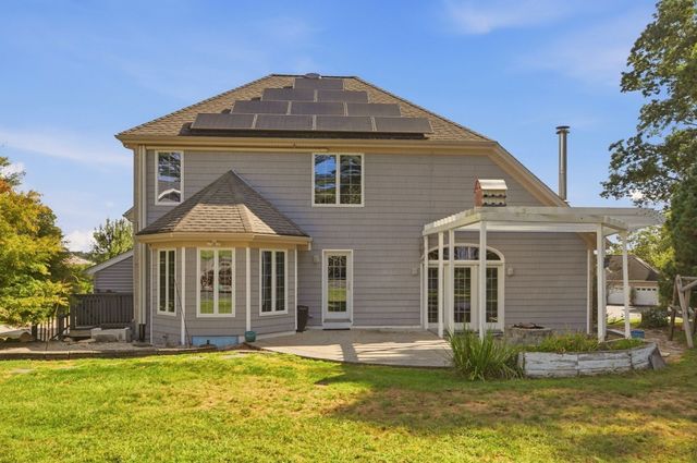 33 Flores, Fall River, MA 02721