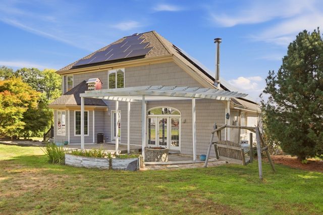33 Flores, Fall River, MA 02721