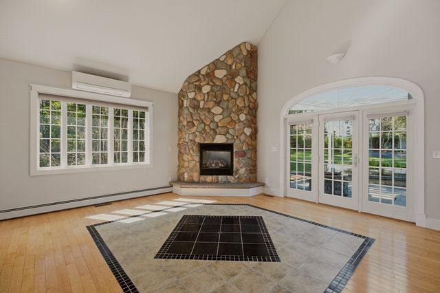 33 Flores, Fall River, MA 02721
