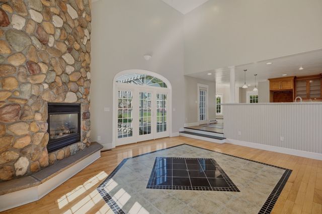 33 Flores, Fall River, MA 02721