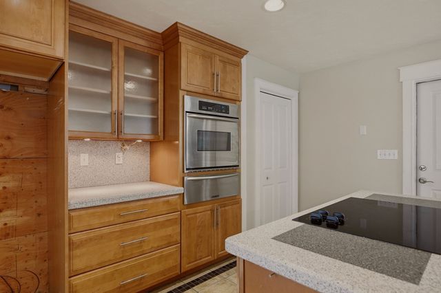 33 Flores, Fall River, MA 02721