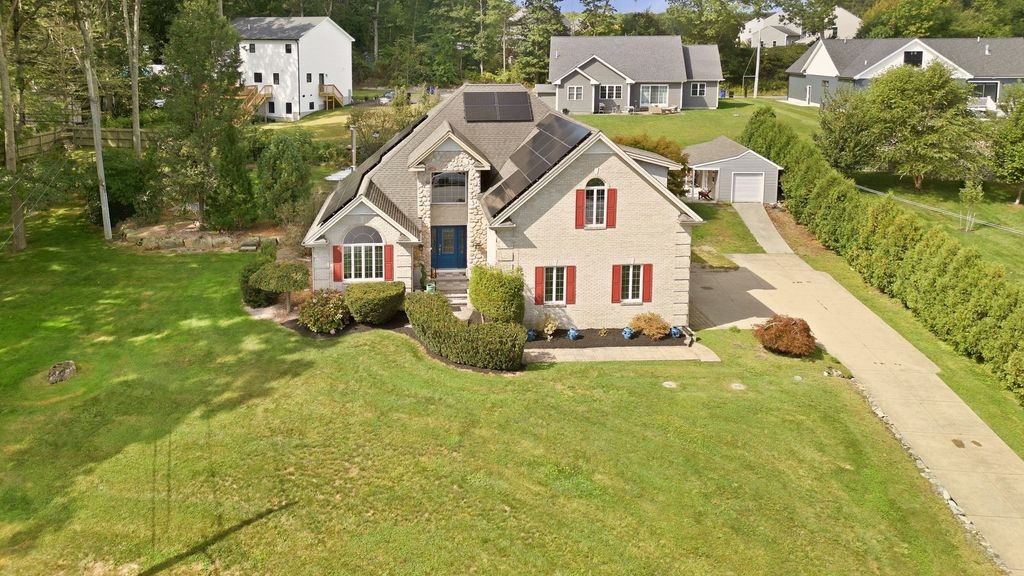 33 Flores, Fall River, MA 02721