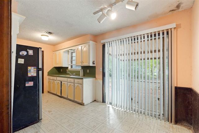 613 W Greenwood Court, Mustang, OK 73064