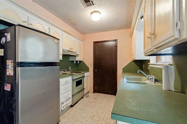 613 W Greenwood Court, Mustang, OK 73064