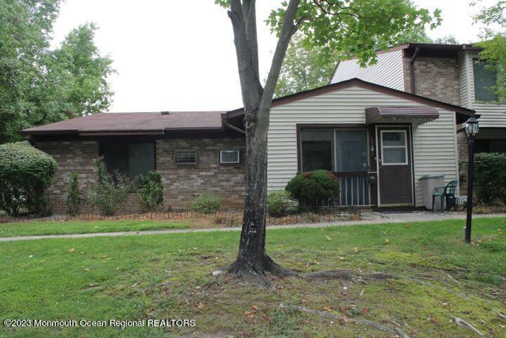 134 Amberly Drive F, Manalapan, NJ 07726