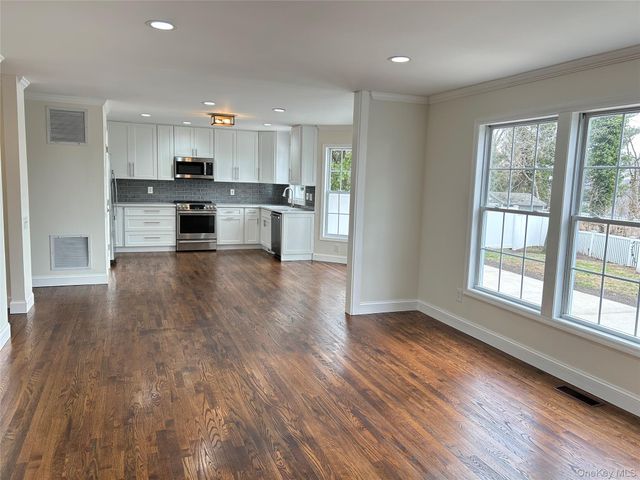 24 North Drive, Centerport, NY 11721