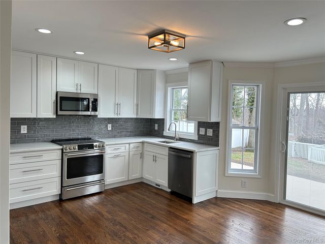 24 North Drive, Centerport, NY 11721