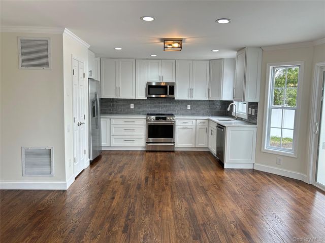 24 North Drive, Centerport, NY 11721