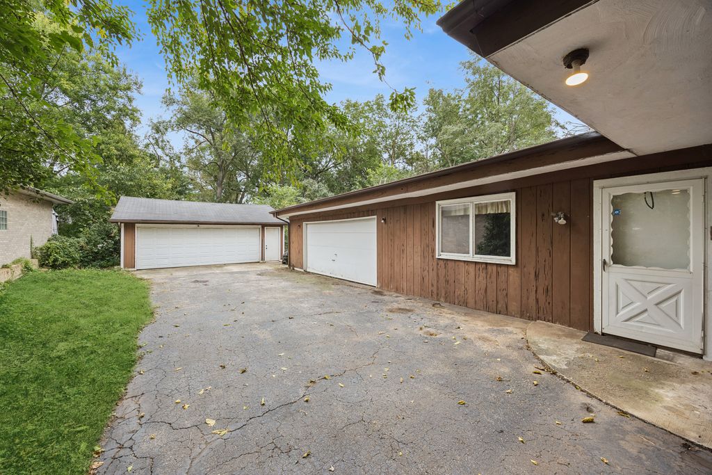 9041 Maple Avenue, Burr Ridge, IL 60527 — photo 3