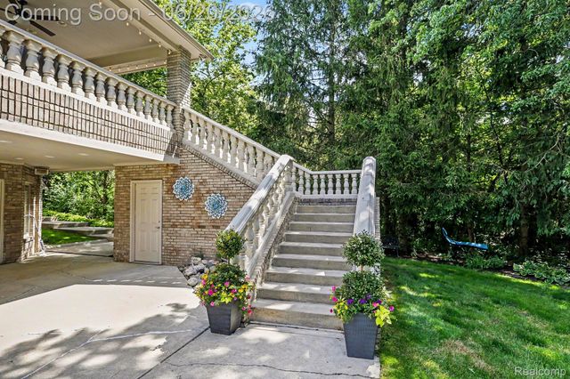 836 Townsend Drive, South Lyon, MI 48178