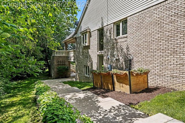 836 Townsend Drive, South Lyon, MI 48178
