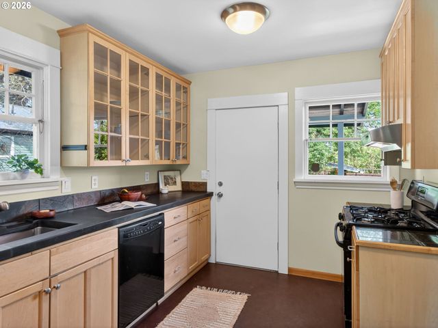 5506 Ne 32ND Pl, Portland, OR 97211
