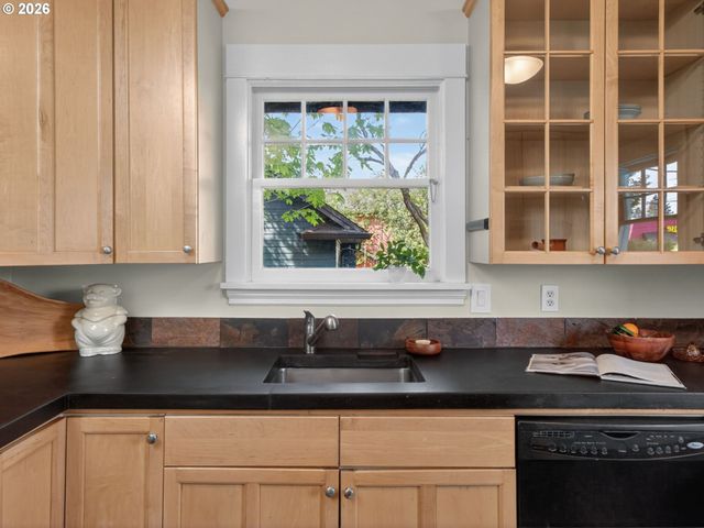5506 Ne 32ND Pl, Portland, OR 97211