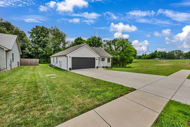 1405 Fredrick Dr, Clarksville, TN 37042
