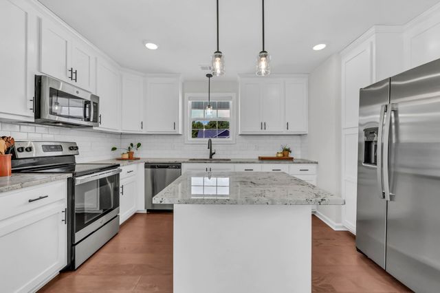 1405 Fredrick Dr, Clarksville, TN 37042