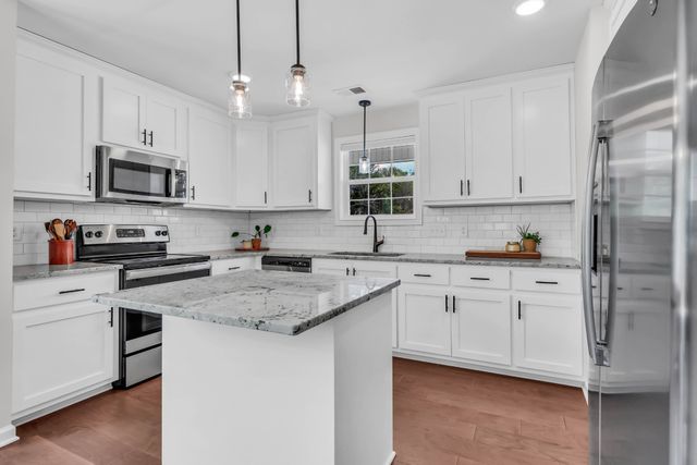 1405 Fredrick Dr, Clarksville, TN 37042