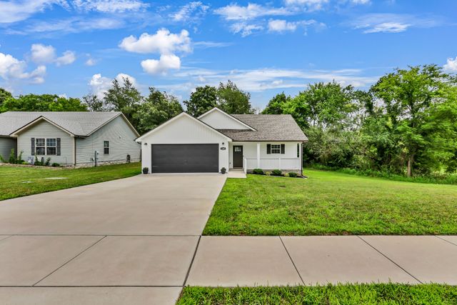 1405 Fredrick Dr, Clarksville, TN 37042