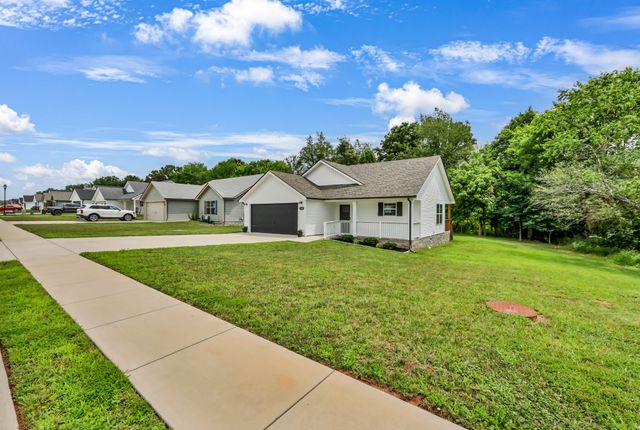 1405 Fredrick Dr, Clarksville, TN 37042