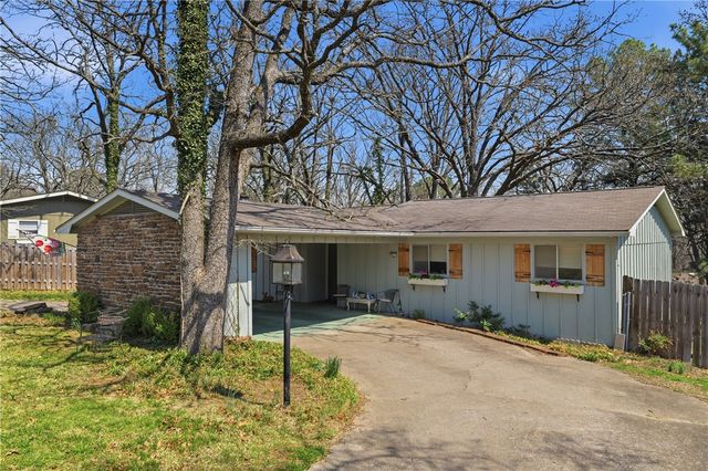 2018 N Austin Drive, Fayetteville, AR 72703