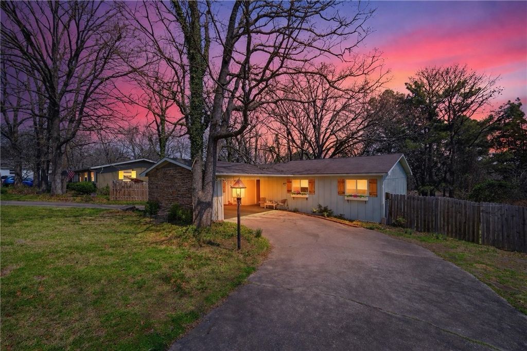 2018 N Austin Drive, Fayetteville, AR 72703