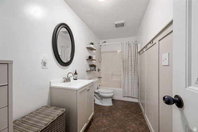 2026 E SADDLEBACK VIEW DR, Enoch, UT 84721