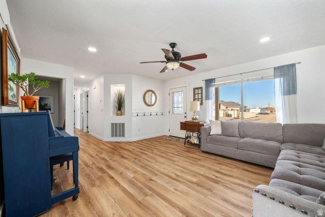 2026 E SADDLEBACK VIEW DR, Enoch, UT 84721