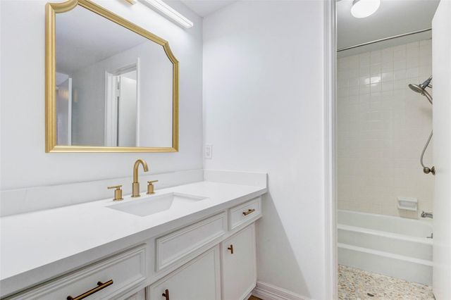 10720 Briar Forest Drive 32, Houston, TX 77042