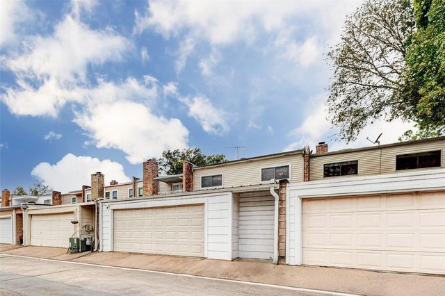 10720 Briar Forest Drive 32, Houston, TX 77042