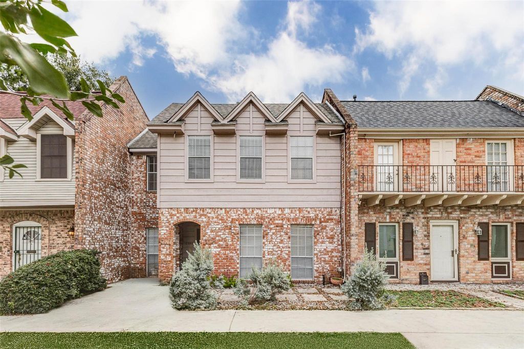 10720 Briar Forest Drive 32, Houston, TX 77042