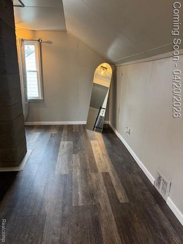 285 W Maple Road, Clawson, MI 48017