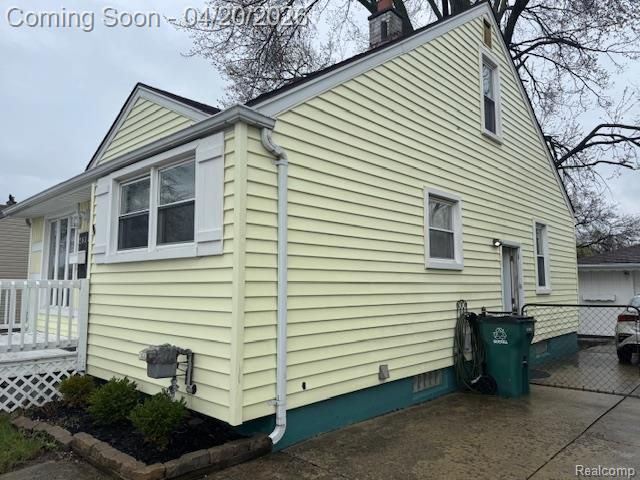 285 W Maple Road, Clawson, MI 48017
