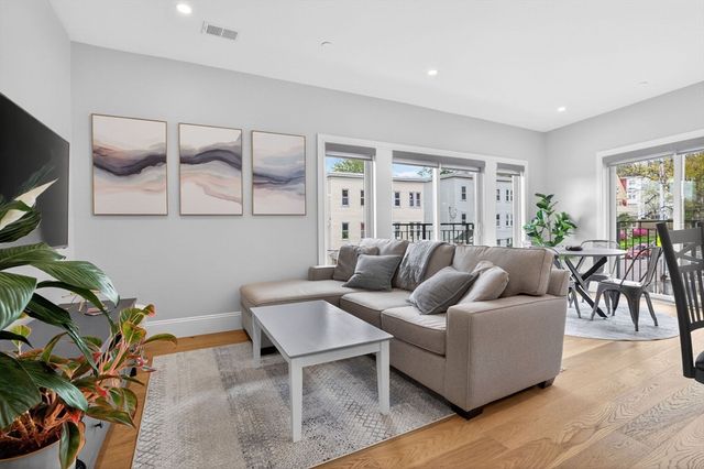 21 Glen Rd 10, Boston, MA 02130