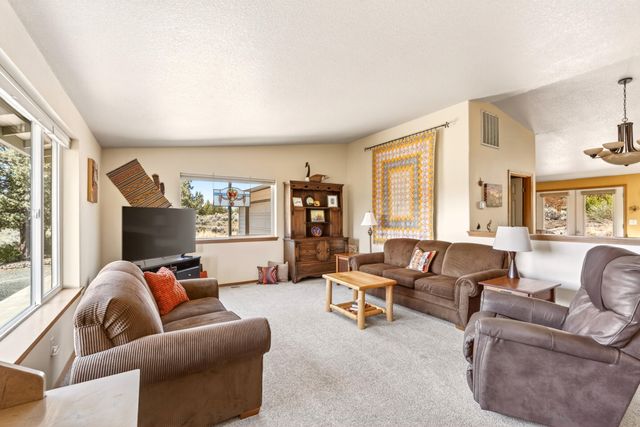 6563 NW Homestead Way, Redmond, OR 97756